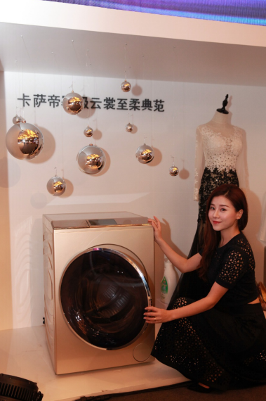 卡萨帝幂级云裳洗衣机采用钢化玻璃台面板和艺术化纹理视窗工业洗衣机